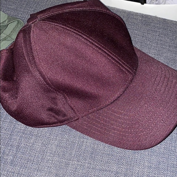 Wilfred free burgundy hat